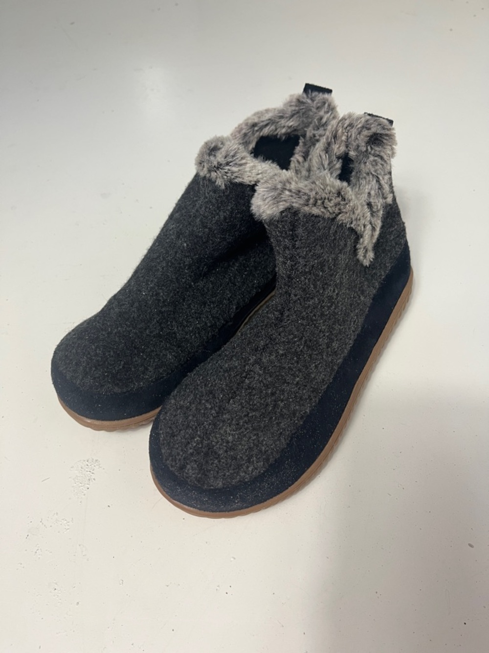 Dearfoams Small Sz 5-6 Gray Fuzzy Slipper Style Boots